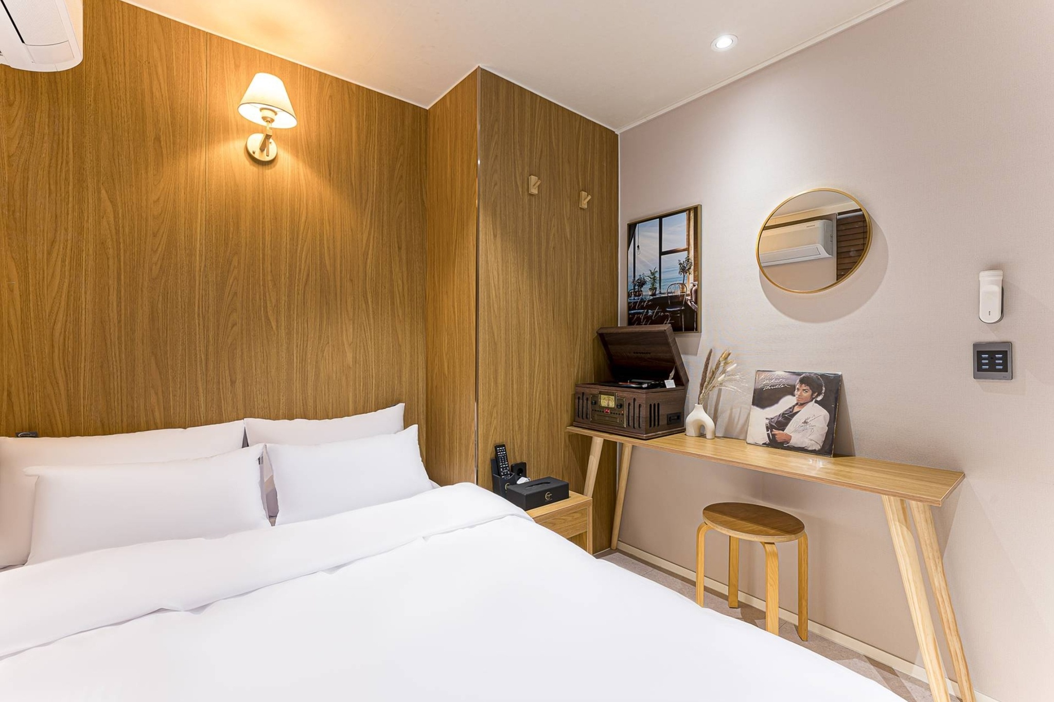 room detail thumbnail 1