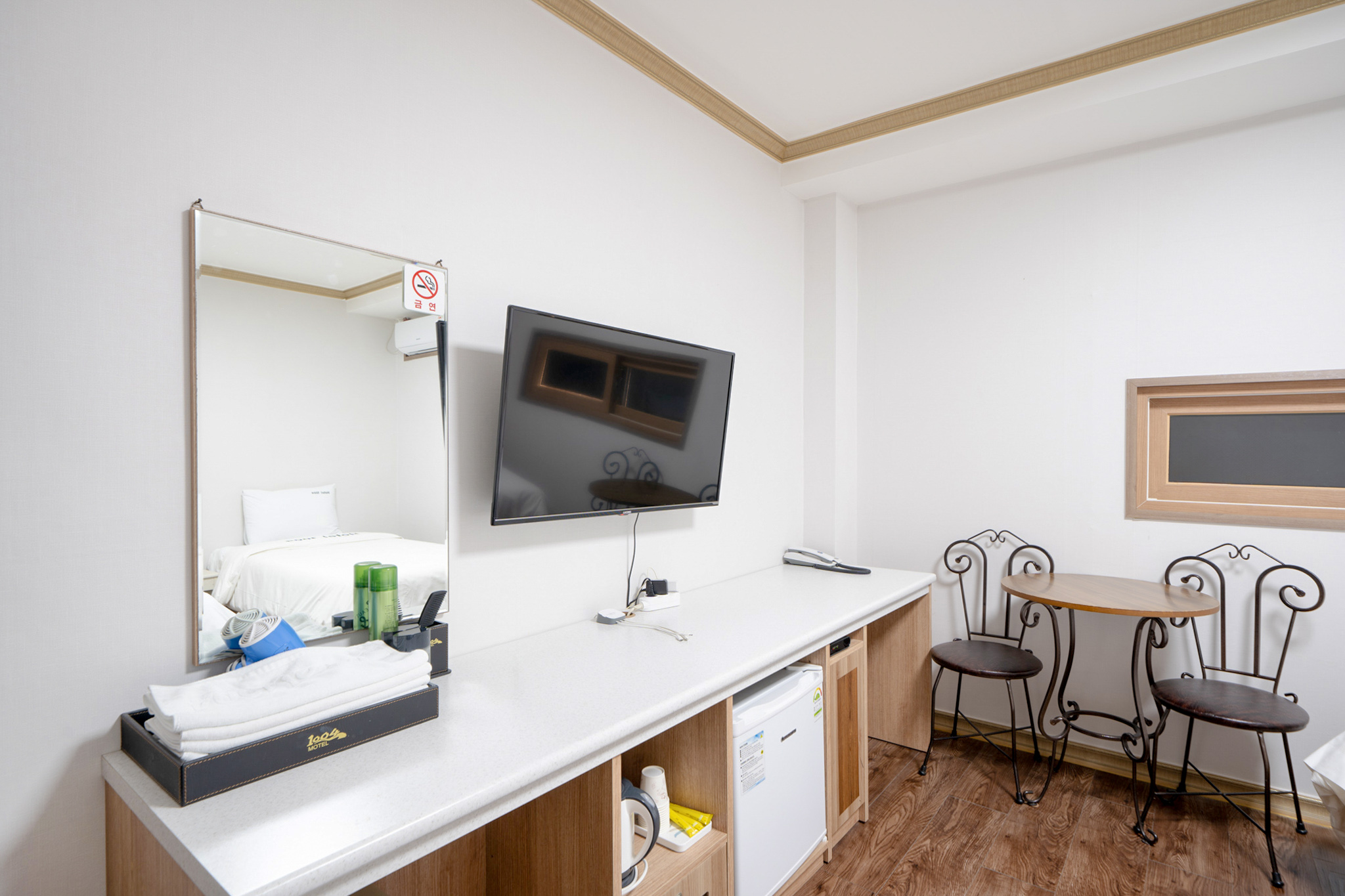 room detail thumbnail 2