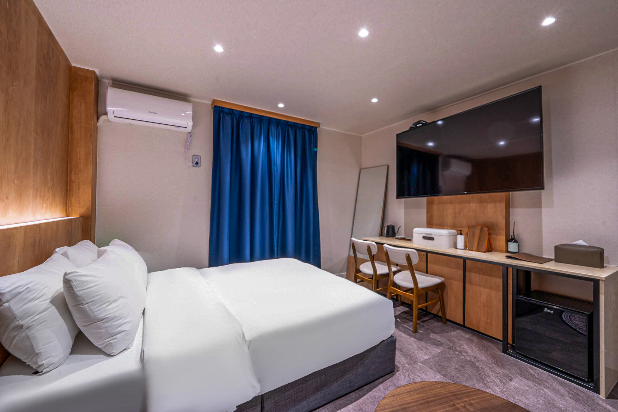 room detail thumbnail 1