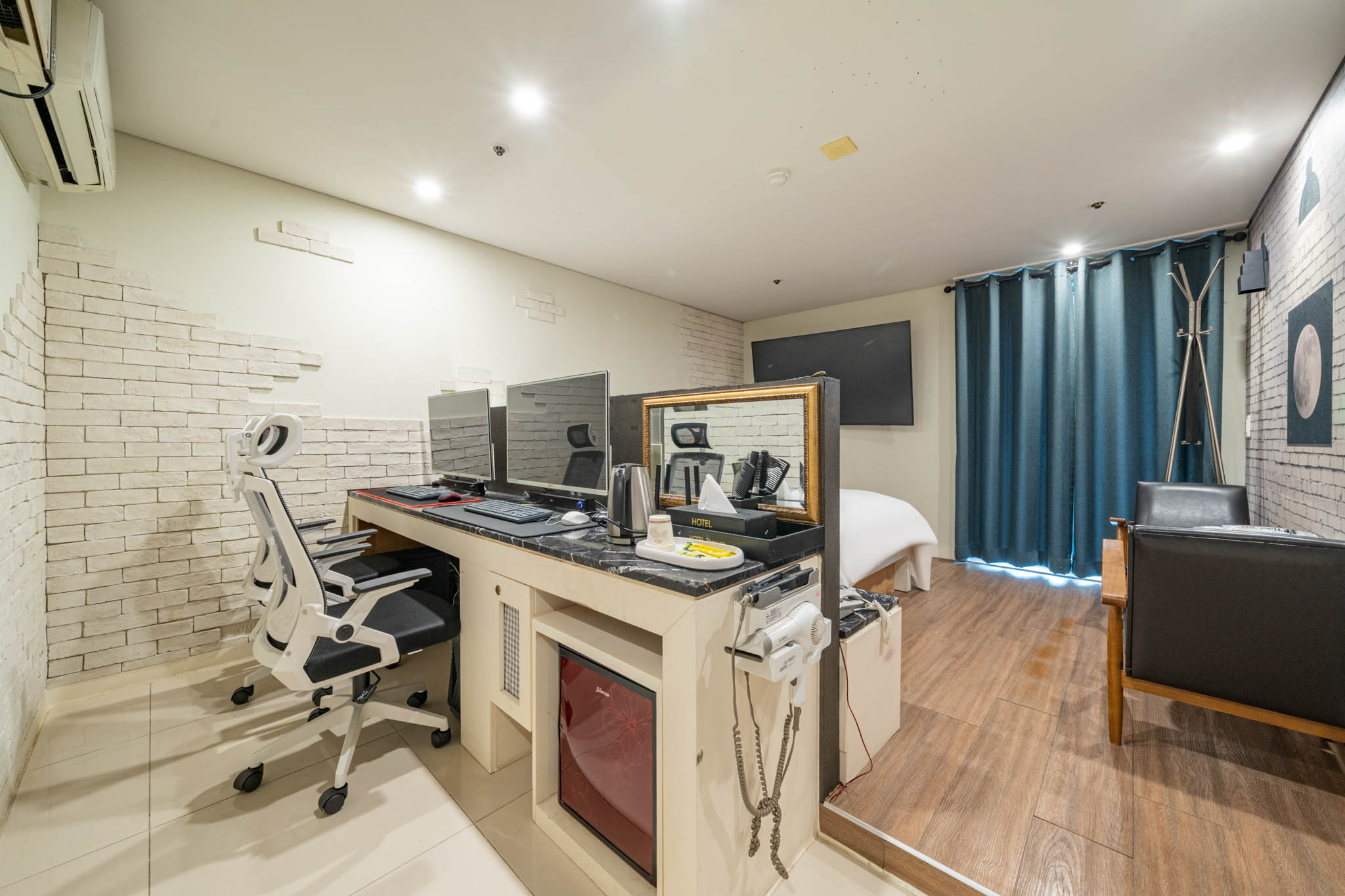 room detail thumbnail 0