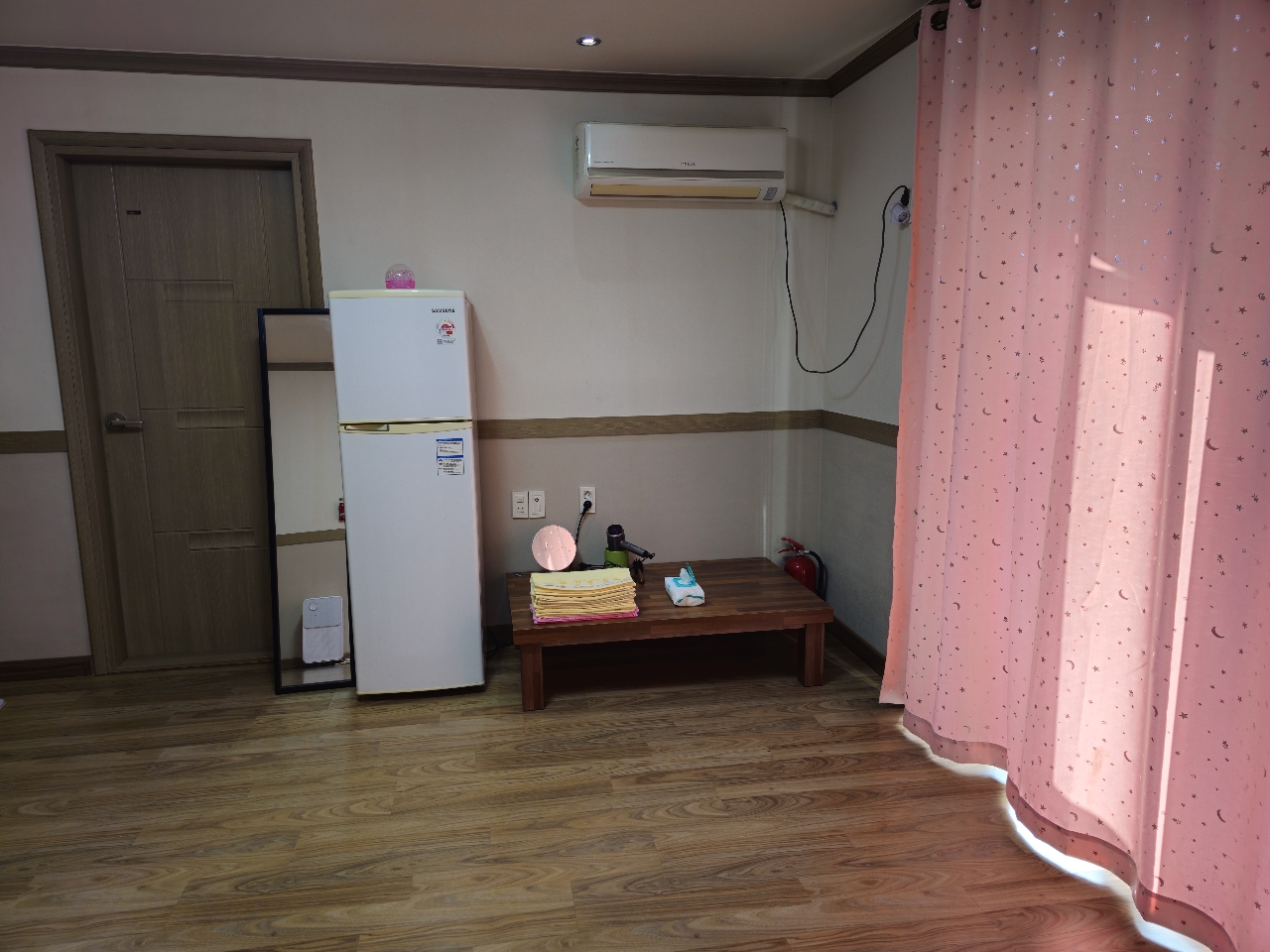 room detail thumbnail 1