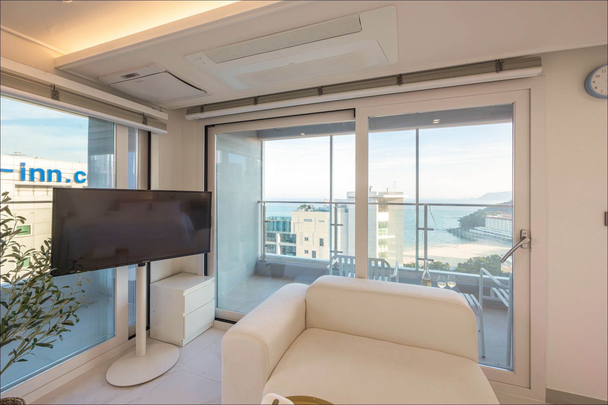 https://yaimg.yanolja.com/v5/2025/11/05/03/690ac6e3dea901.84402387.jpg
