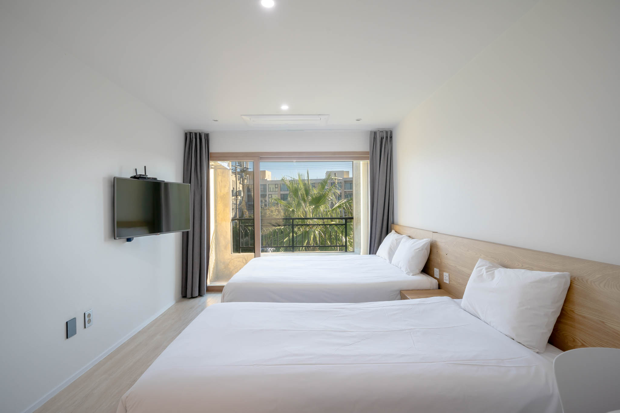 A동 스튜디오 트윈 2- 랜덤배정(4계절 대형온수풀무료/호텔식침구/원룸형(더블1+싱글1)/오션뷰)