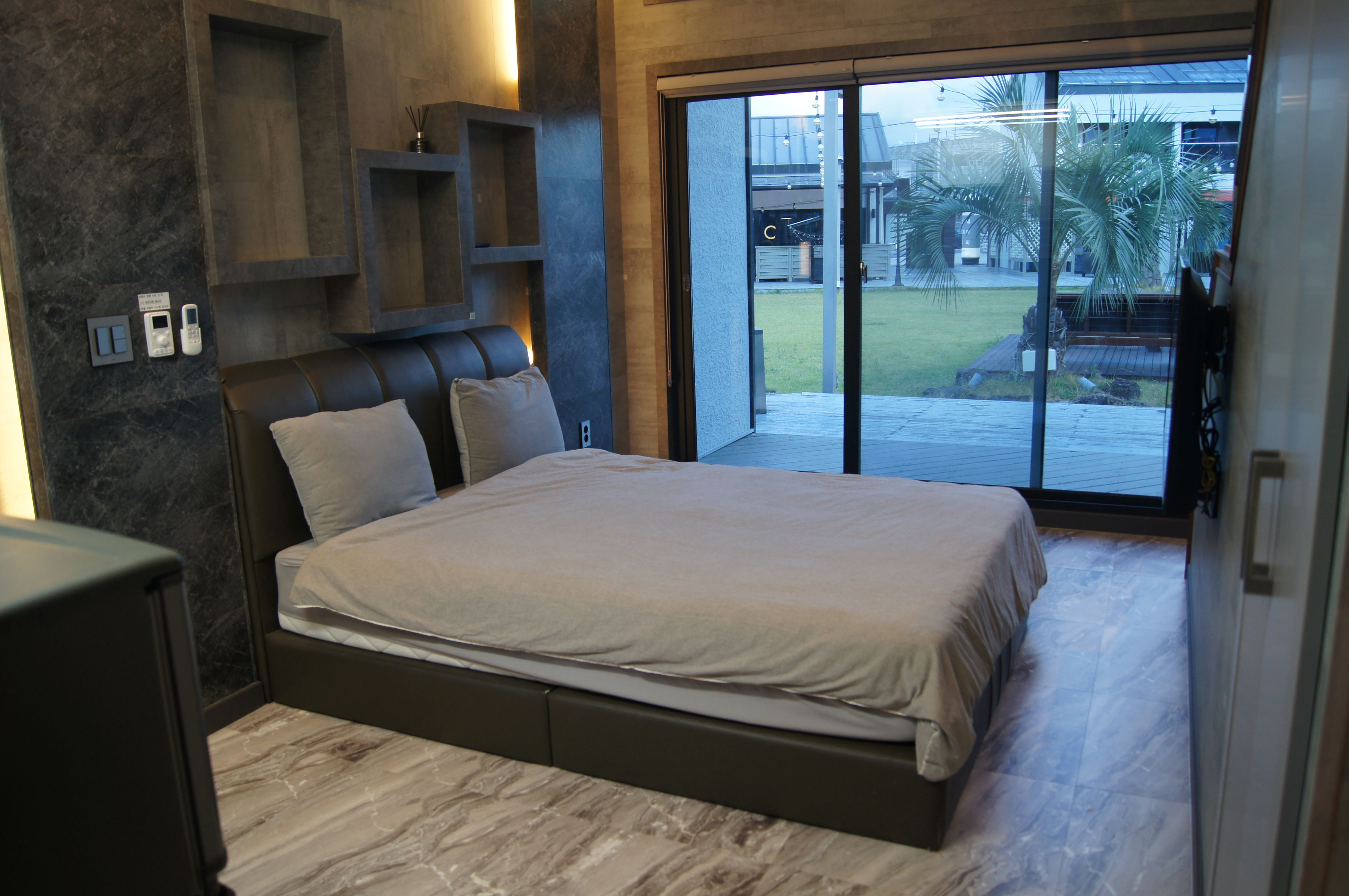 108동 (복층룸)(넓은 층고와 감성적인 인테리어의 복층 구조 형식)