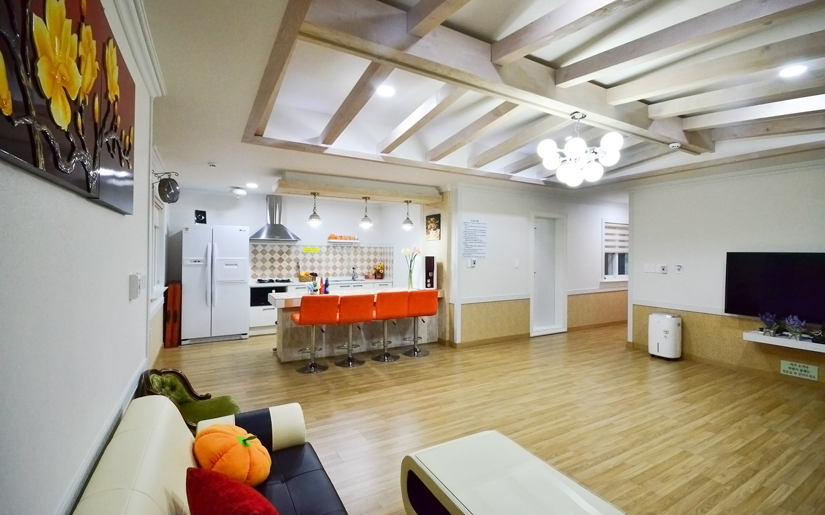 room detail thumbnail 1