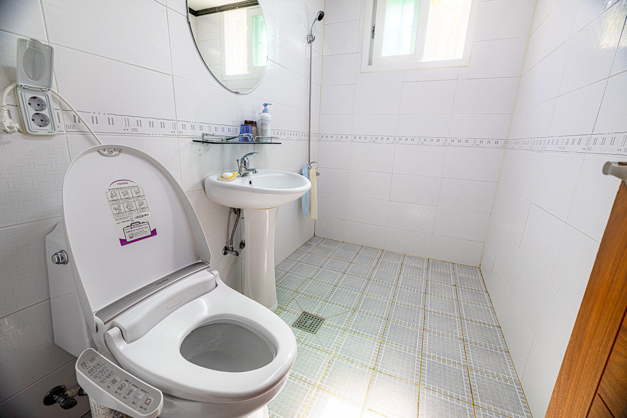 room detail thumbnail 2