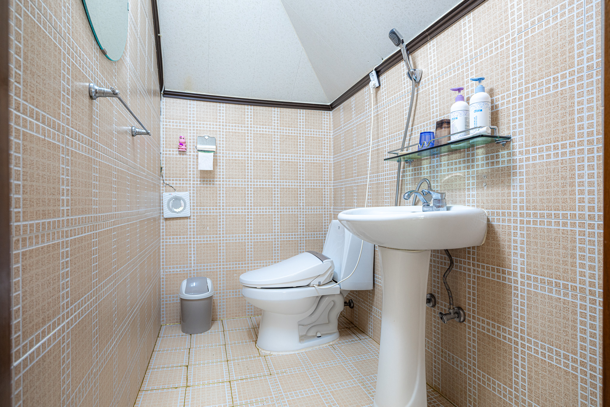 room detail thumbnail 2