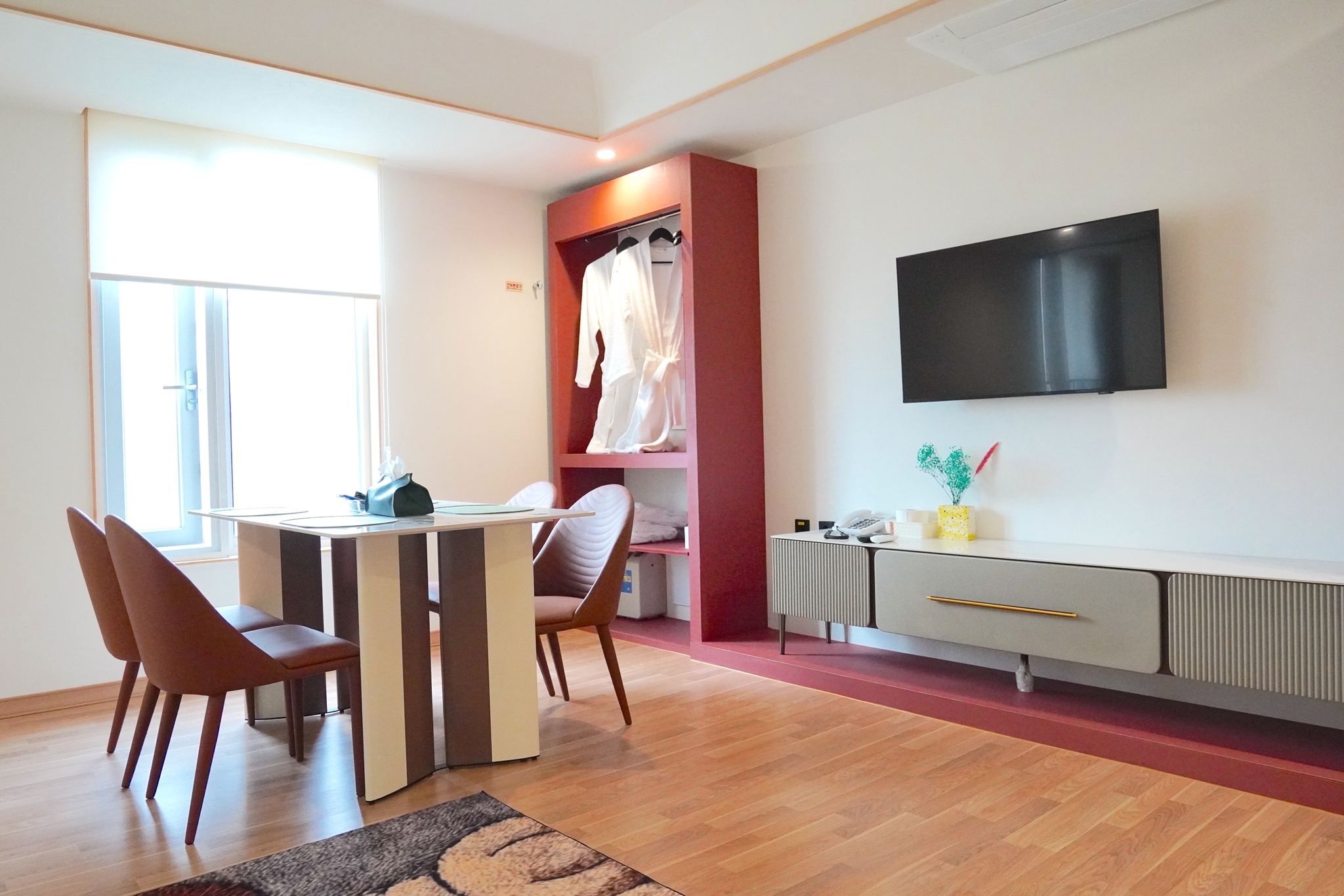 room detail thumbnail 2