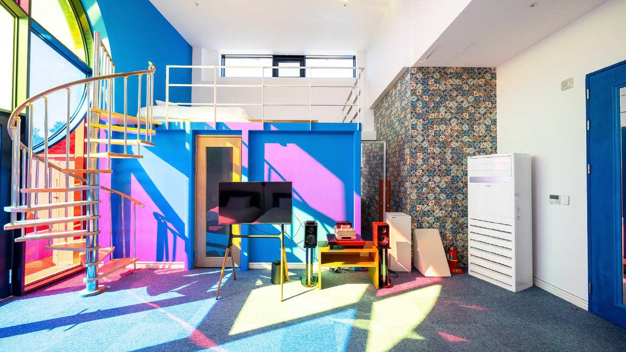 room detail thumbnail 2