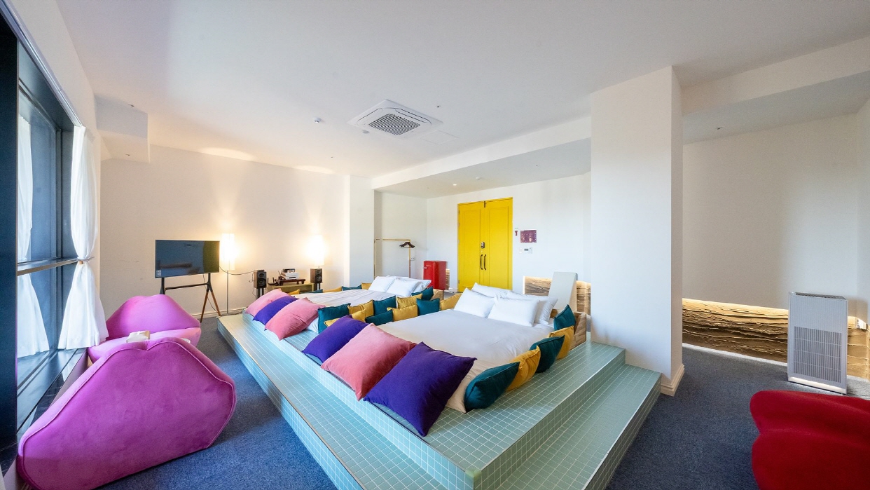 room detail thumbnail 2