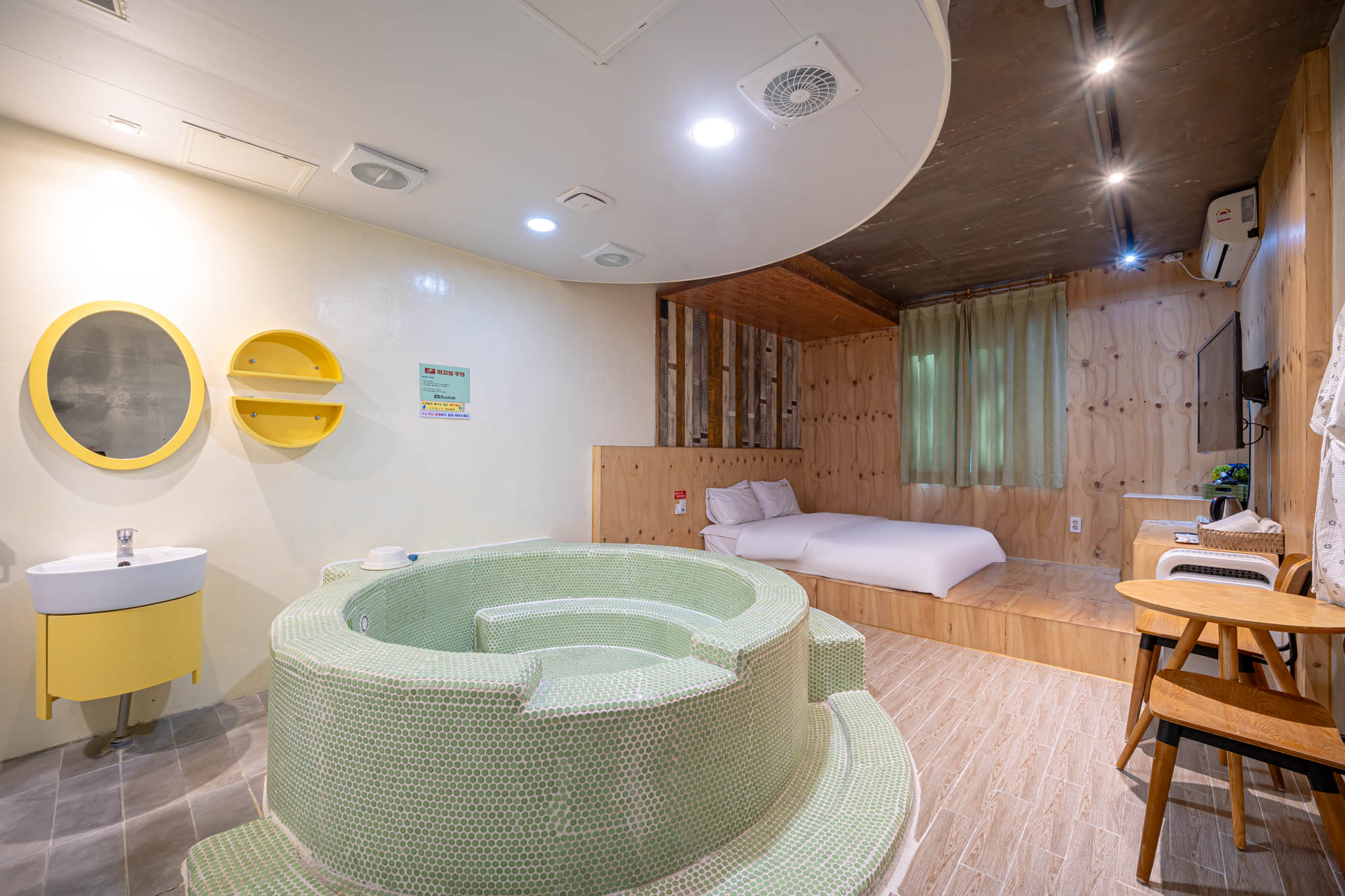 room detail thumbnail 2