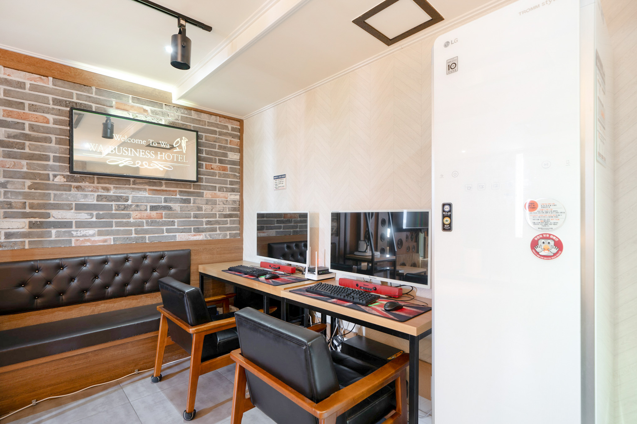 room detail thumbnail 2