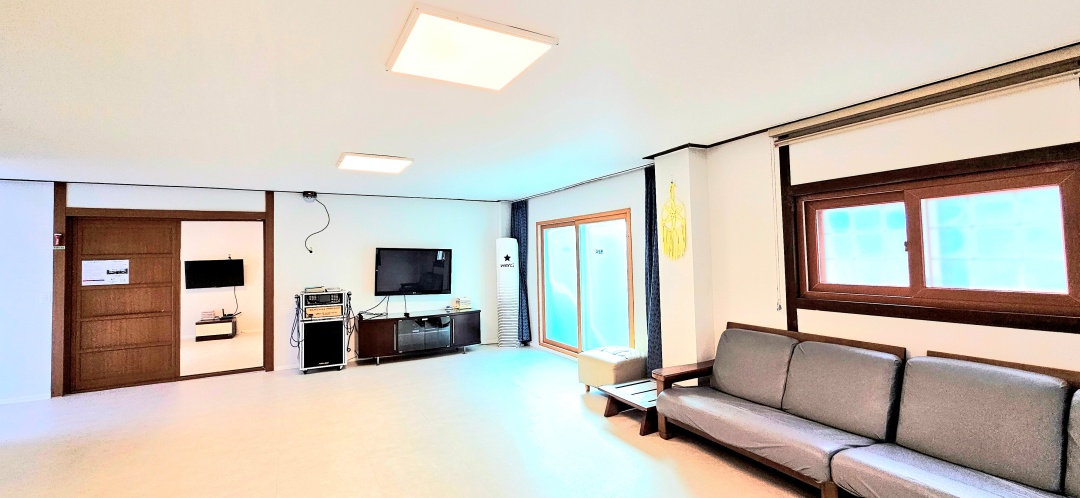 진주파도(MT룸, 커넥팅룸, 노래방기기, 객실 앞 개별 바베큐)