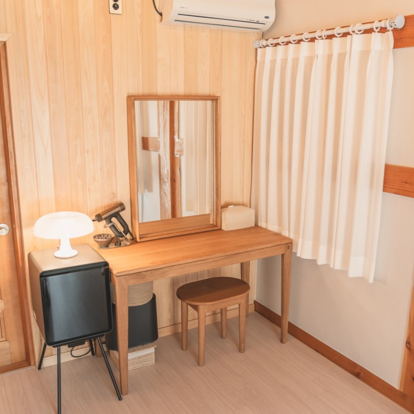 room detail thumbnail 2