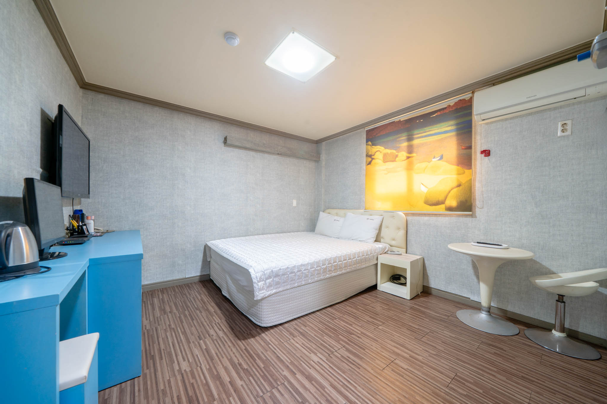 room detail thumbnail 0