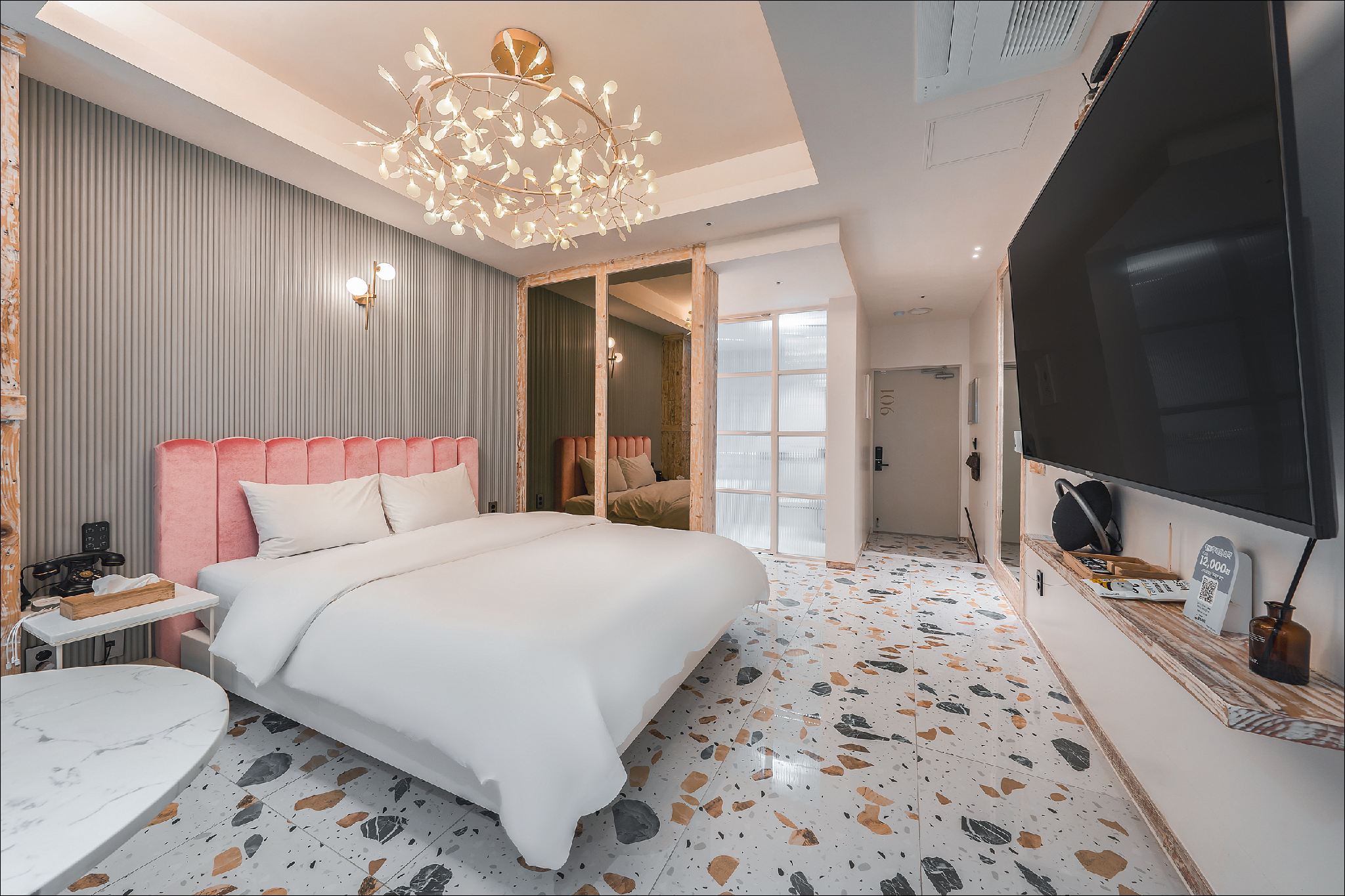 room detail thumbnail 2