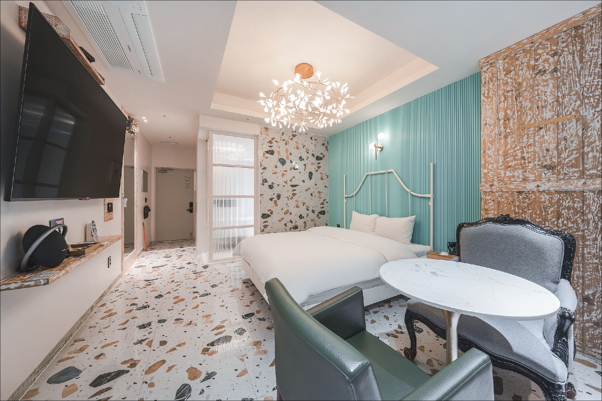 room detail thumbnail 2