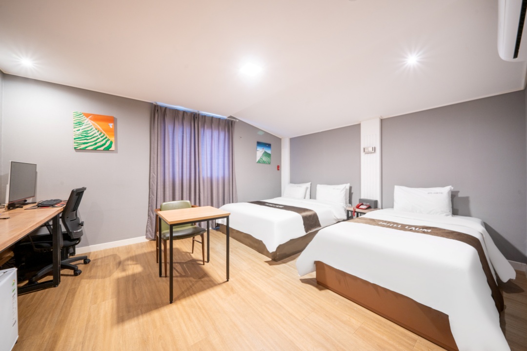 디럭스 트윈B - 통합 OTT 6종(퀸+슈퍼싱글,게이밍 2PC,욕조,대형TV,공청기,기가 WIFI)