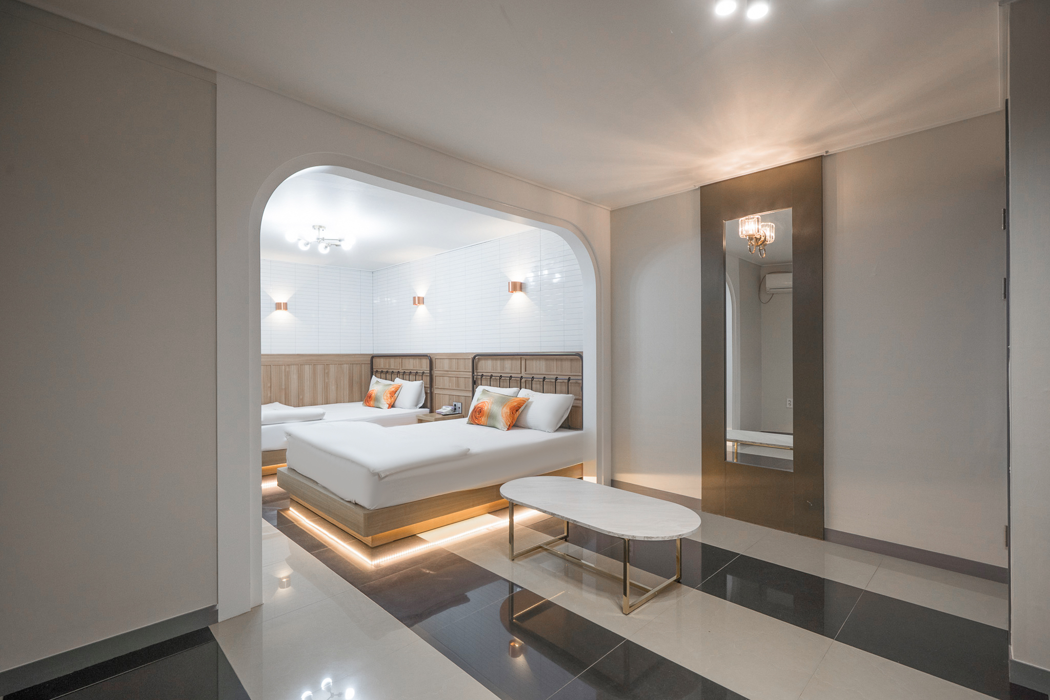 리뉴얼오픈ㅣ본관ㅣ스위트 트윈(입실일 3일 전 취소 불가)(넷플릭스ㅣ2BEDㅣ스파욕조ㅣ최고급 구스다운 침구류ㅣ리뷰이벤트)