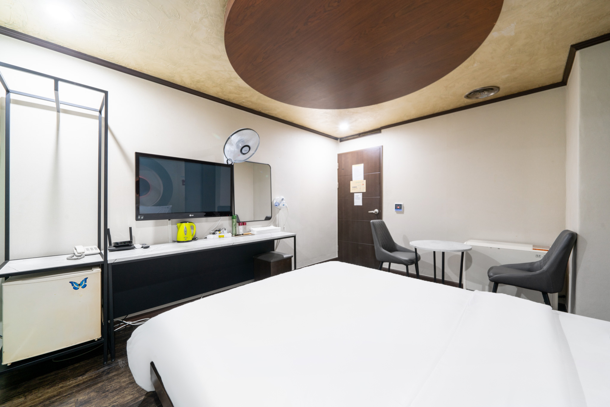 room detail thumbnail 2