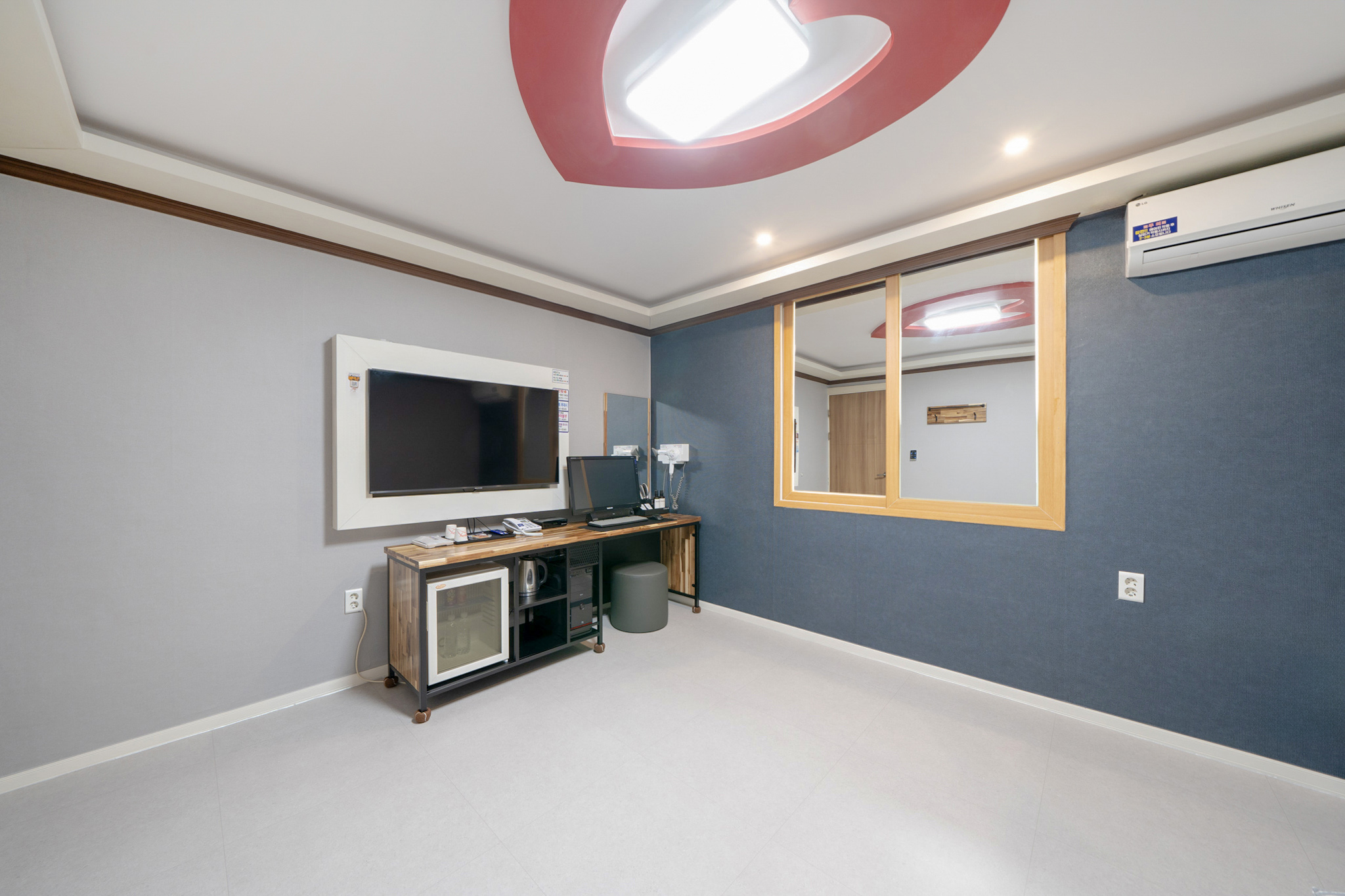 room detail thumbnail 1