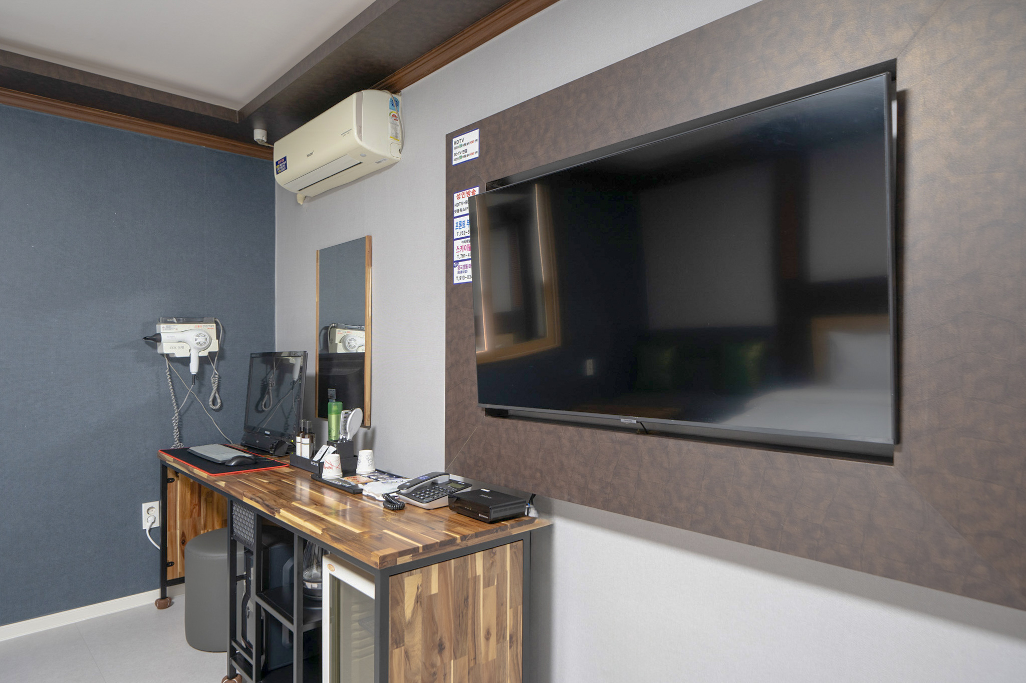 room detail thumbnail 2
