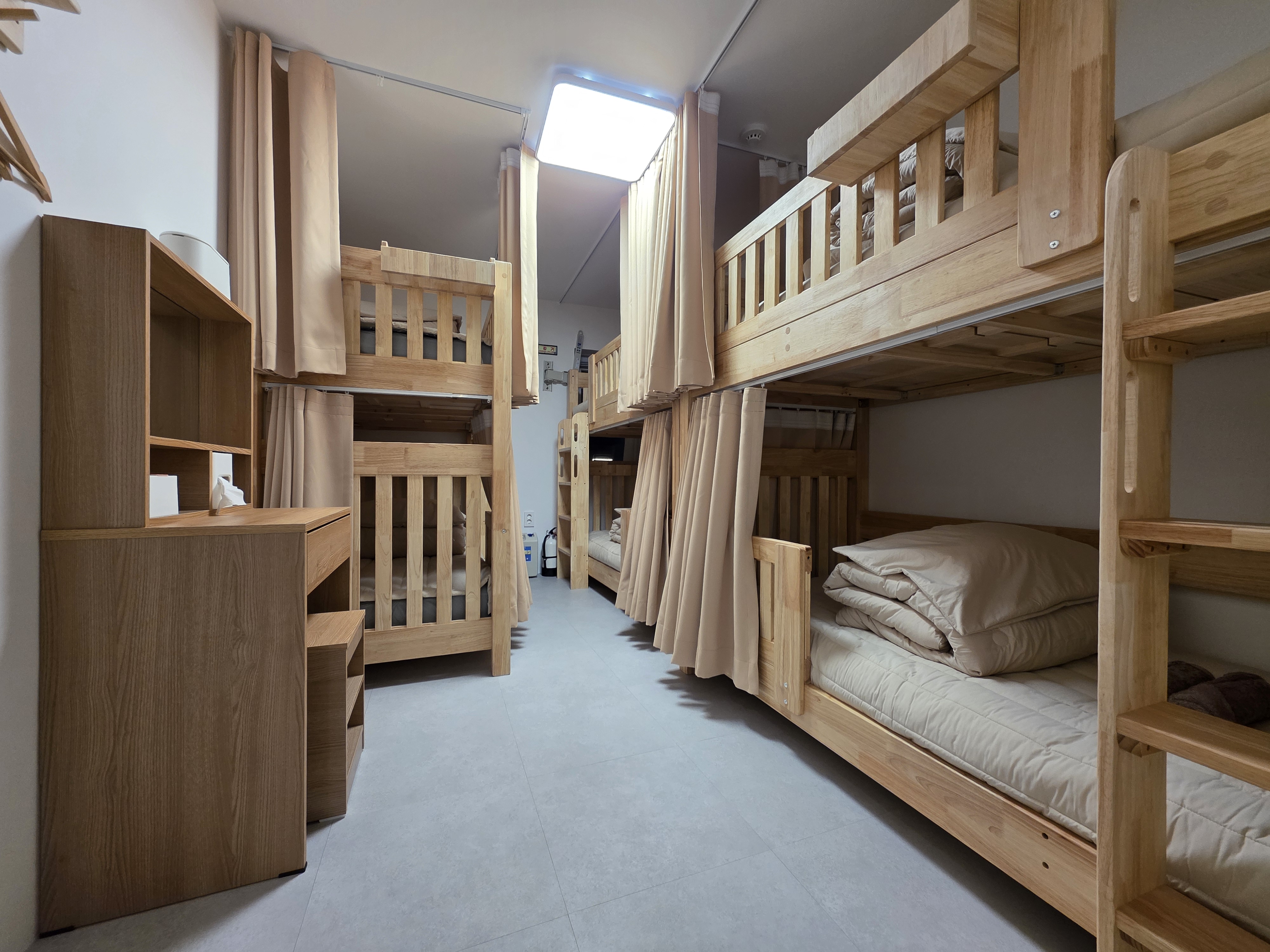 프리미엄 여자6인도미토리(호텔급 매트리스)랜덤배정 4(각각 다른 6인이 사용하는 객실입니다)