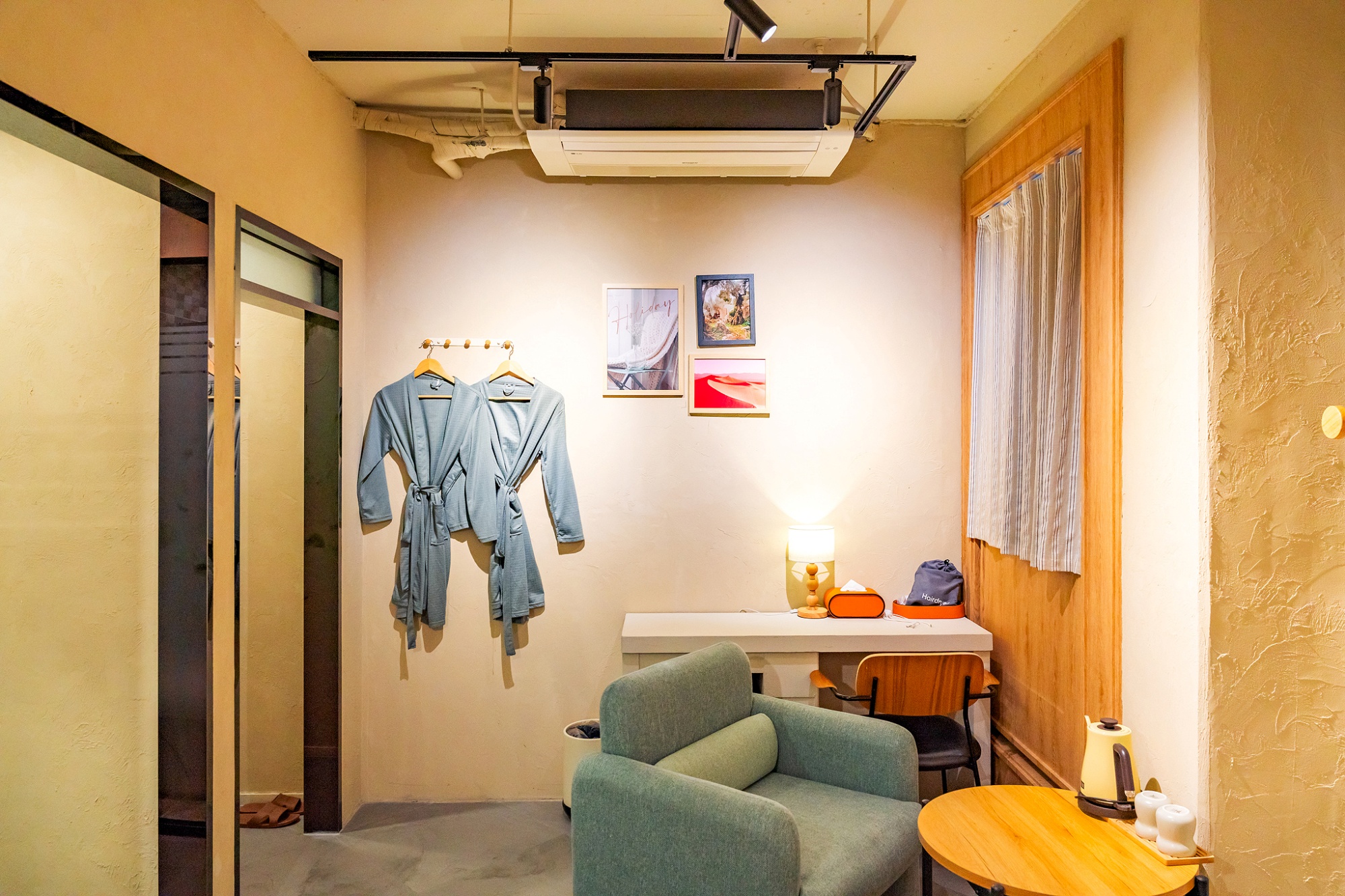 room detail thumbnail 2