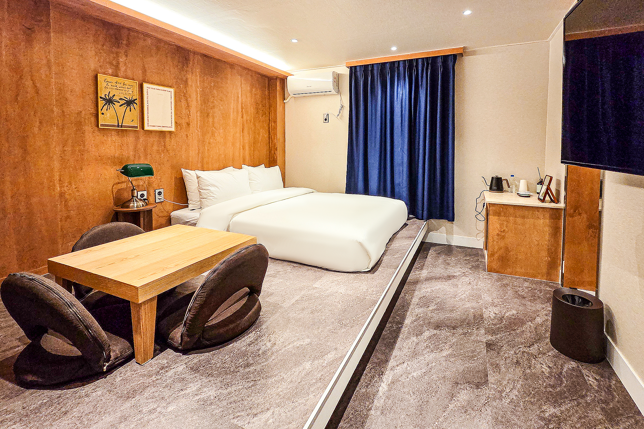 room detail thumbnail 2