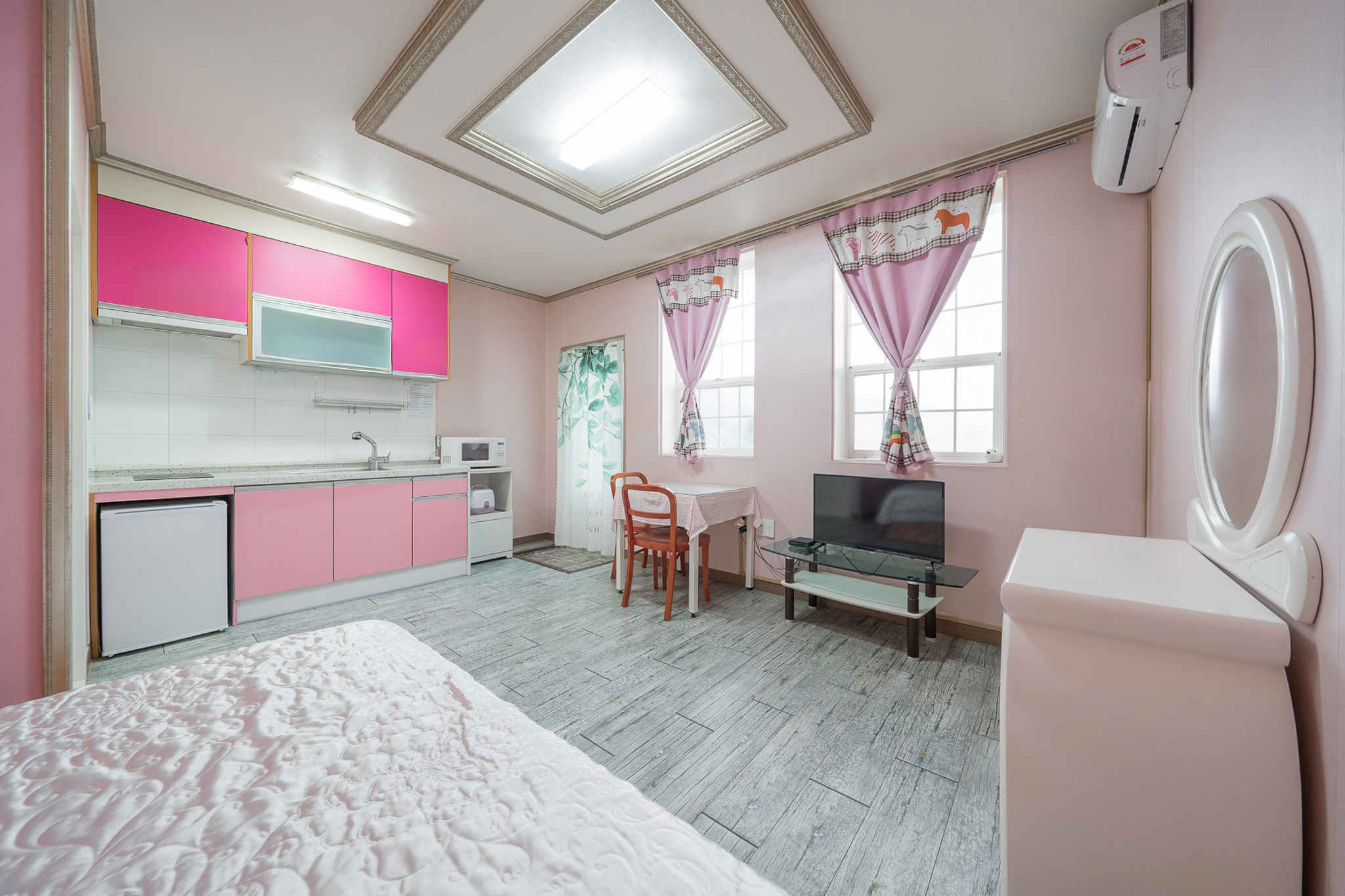 room detail thumbnail 2