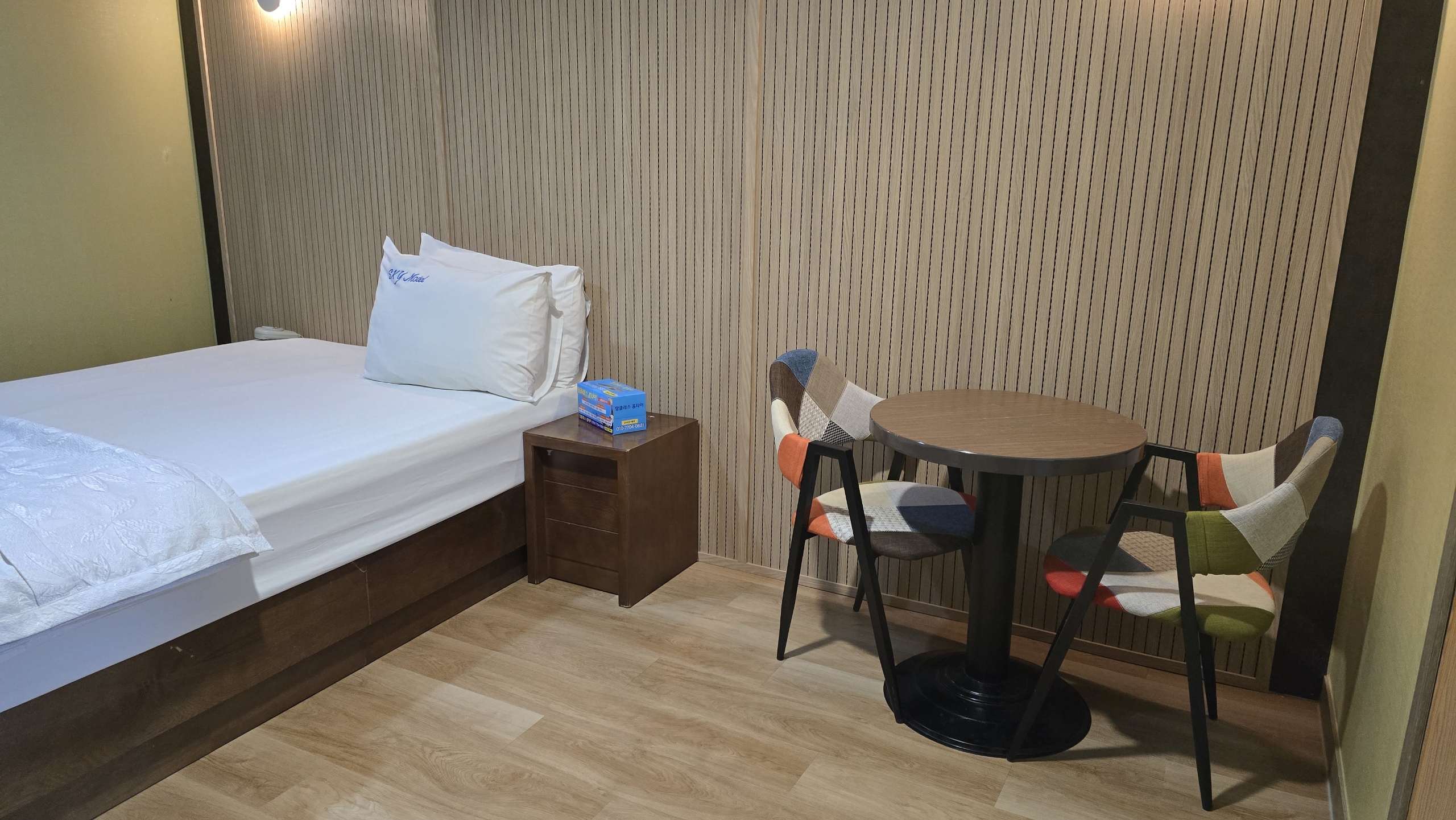 room detail thumbnail 2