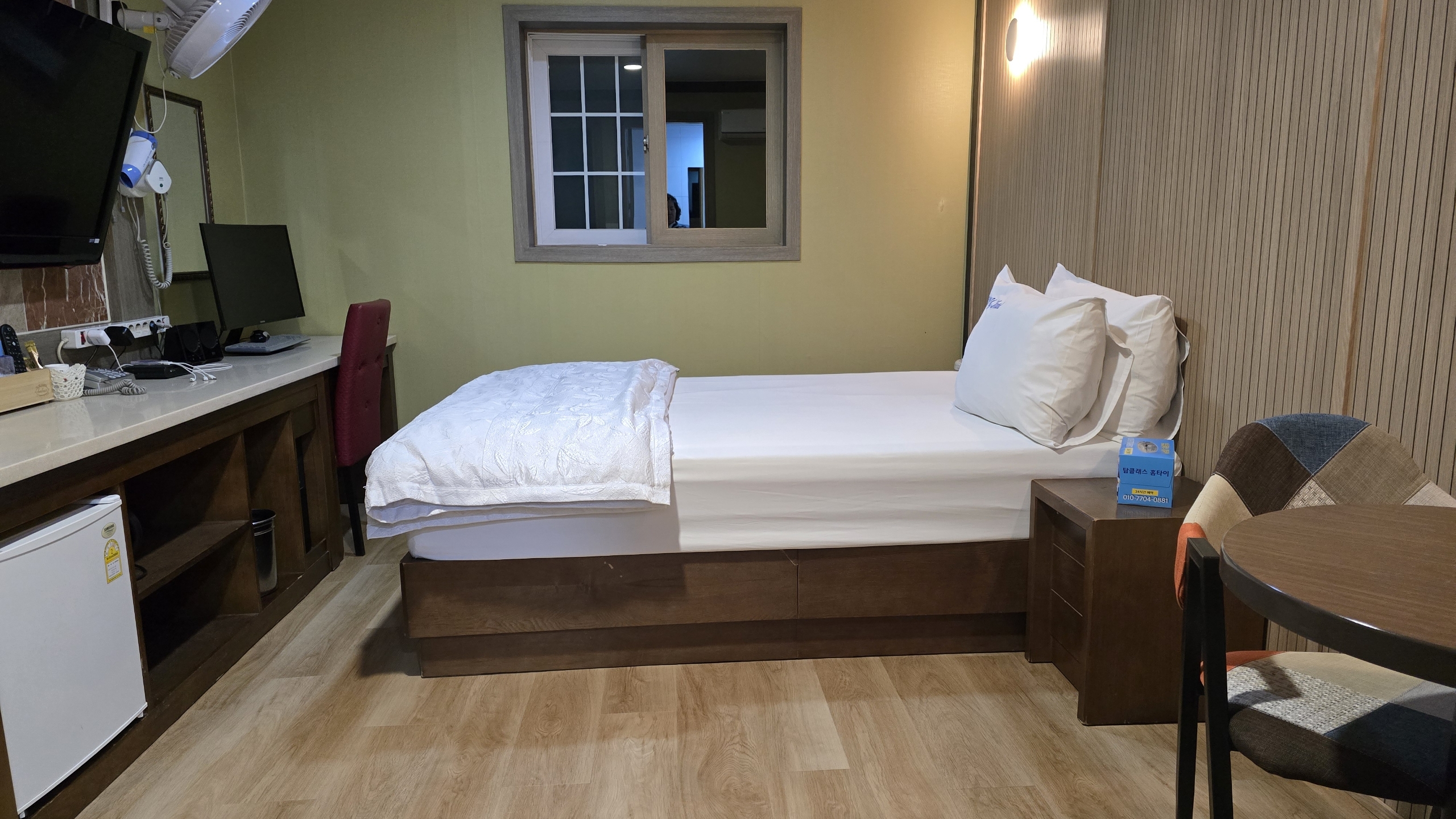 room detail thumbnail 1