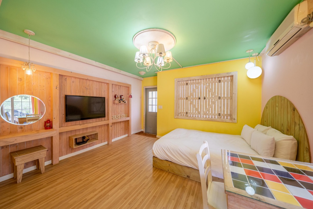 room detail thumbnail 2
