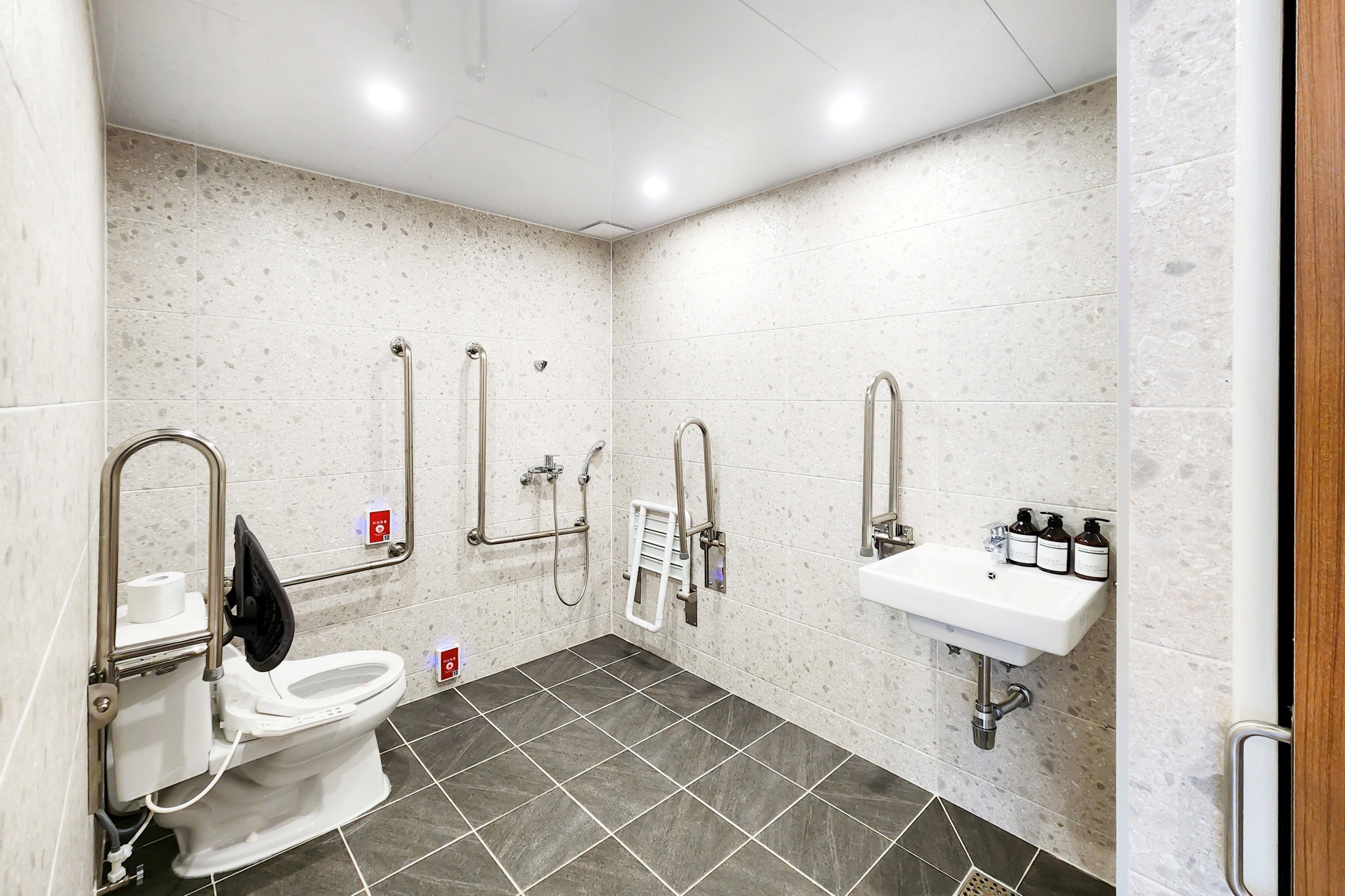 room detail thumbnail 2