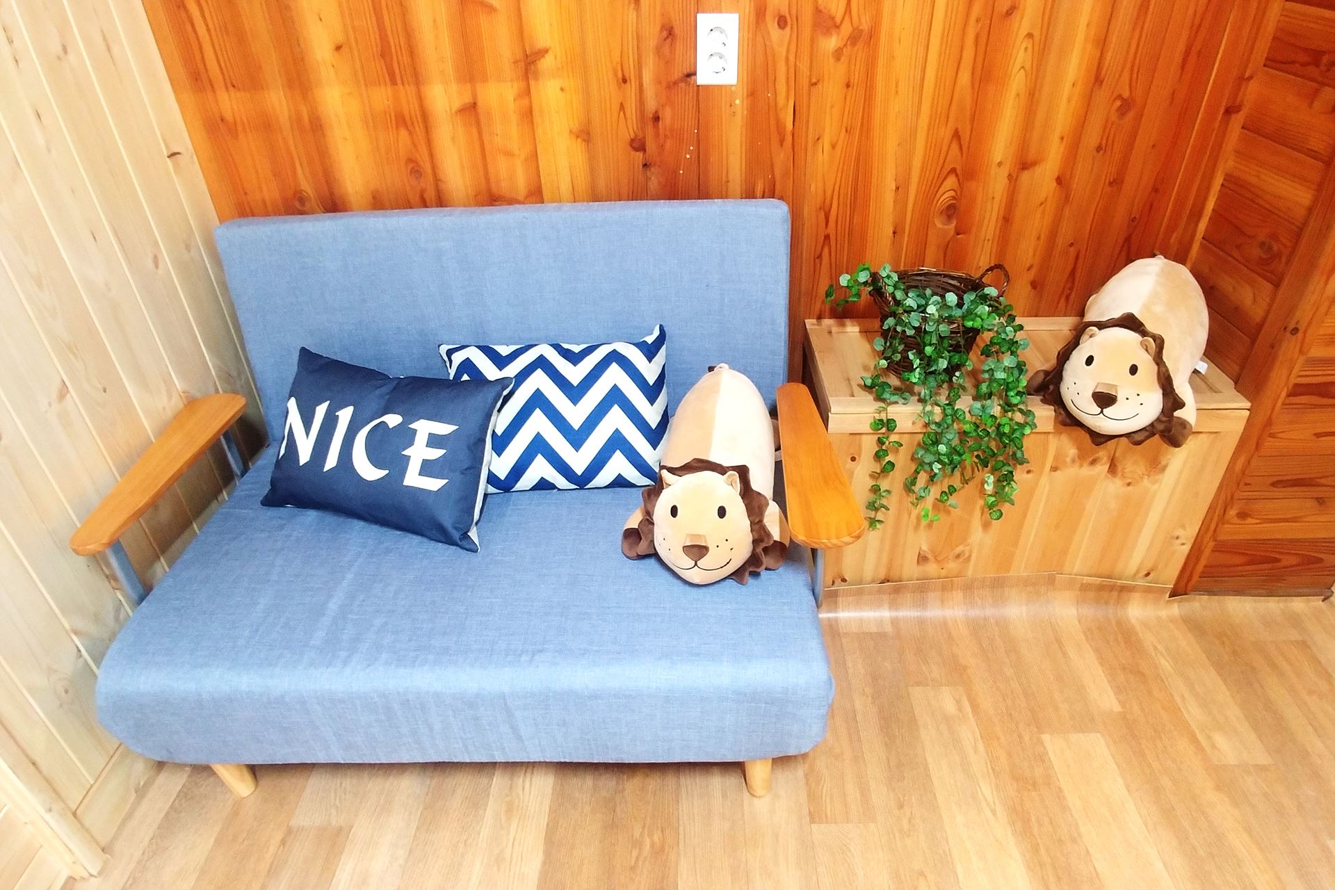 room detail thumbnail 1