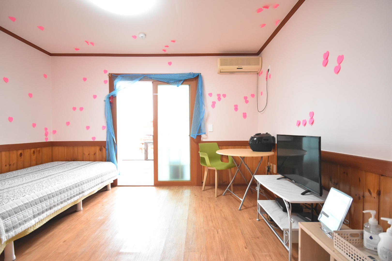 room detail thumbnail 2