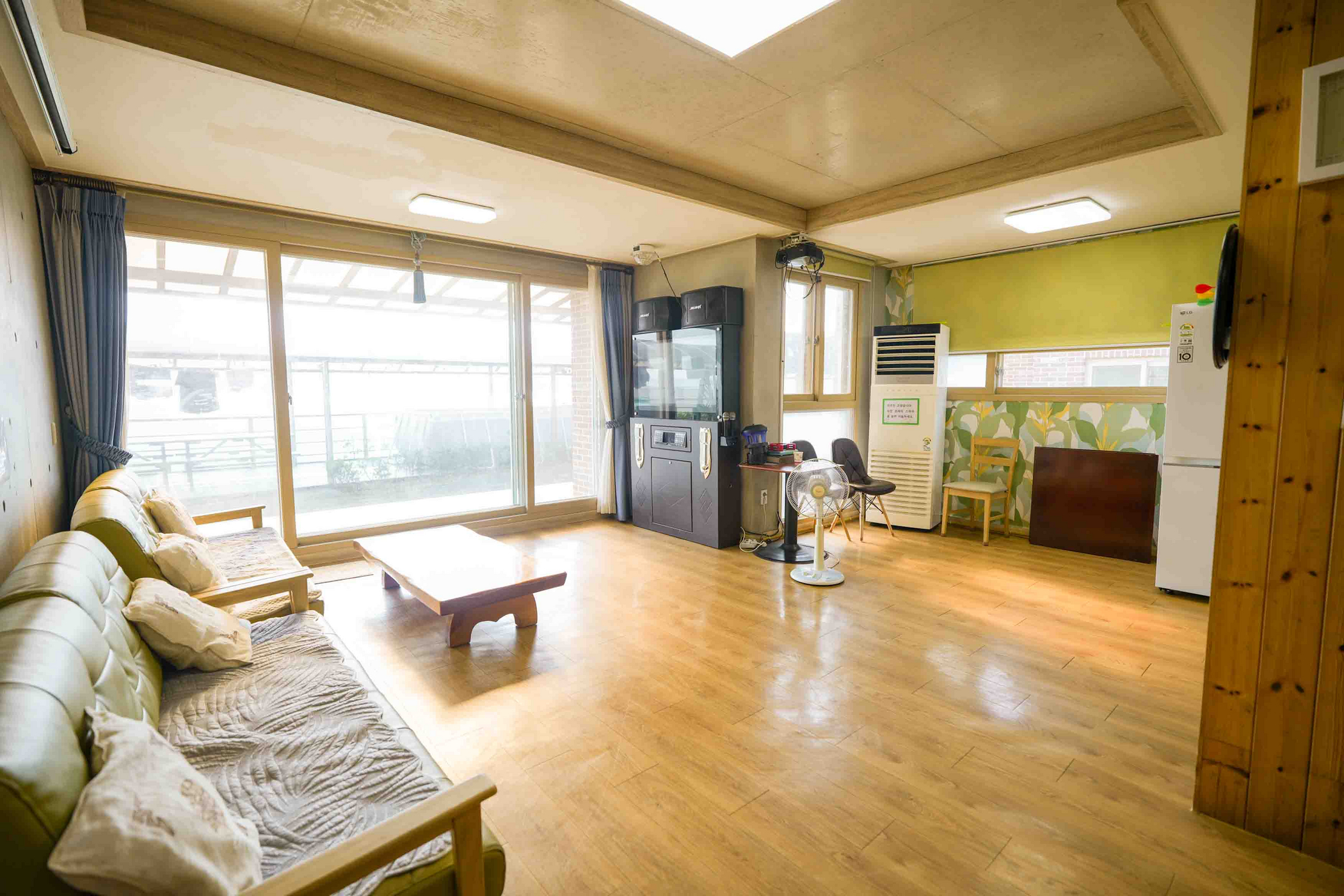 room detail thumbnail 1