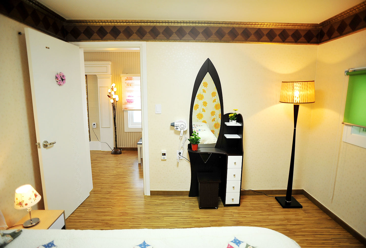room detail thumbnail 2