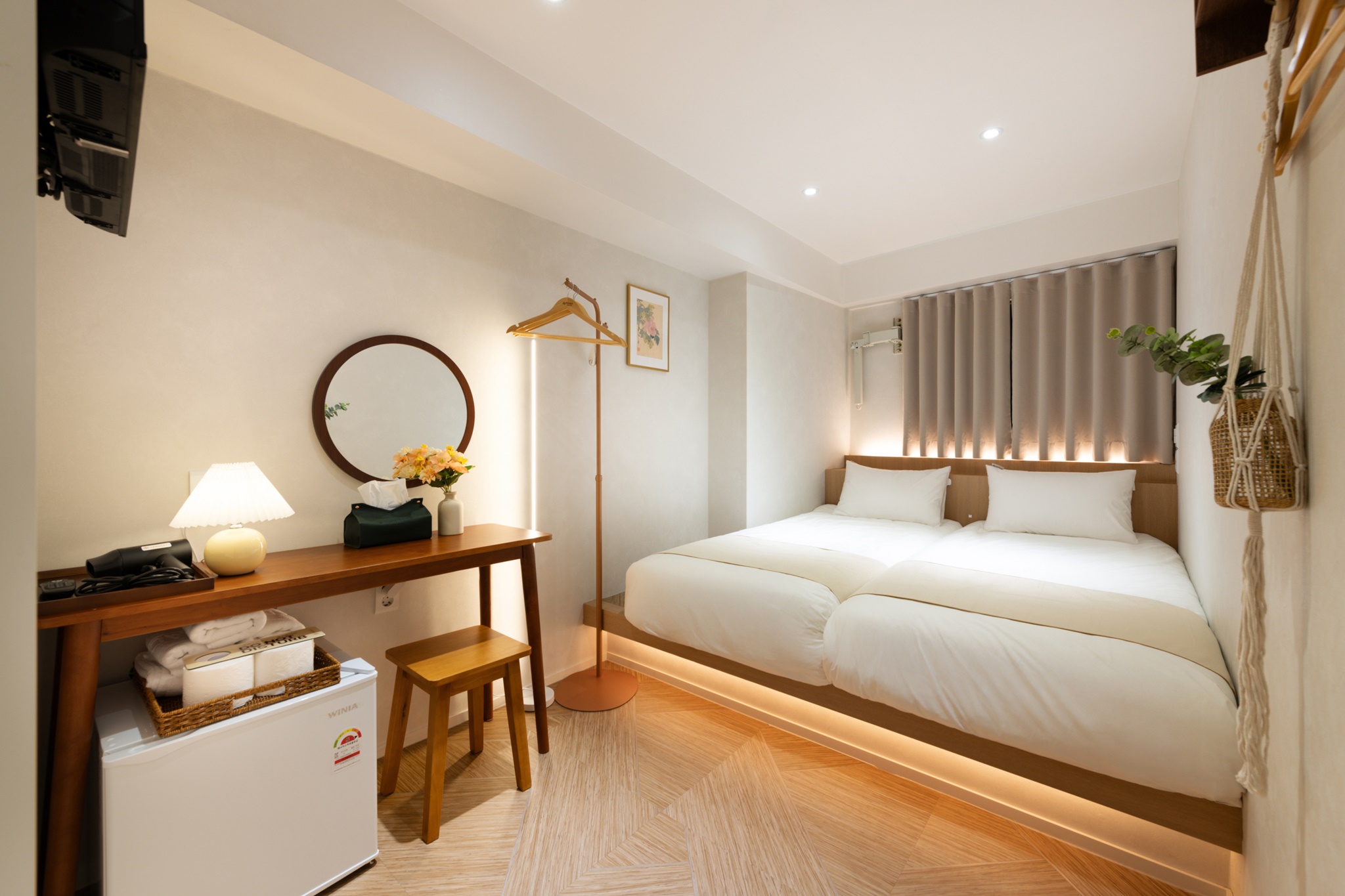 room detail thumbnail 2