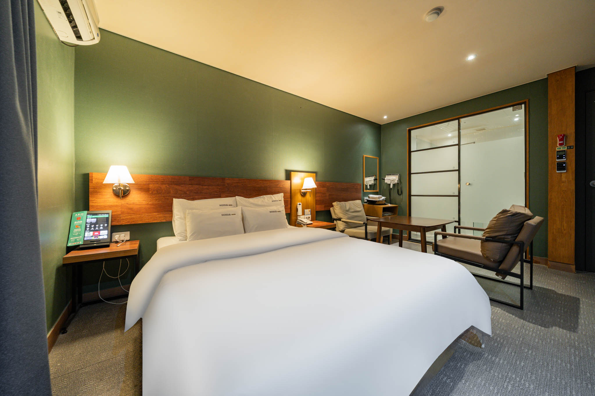 room detail thumbnail 1