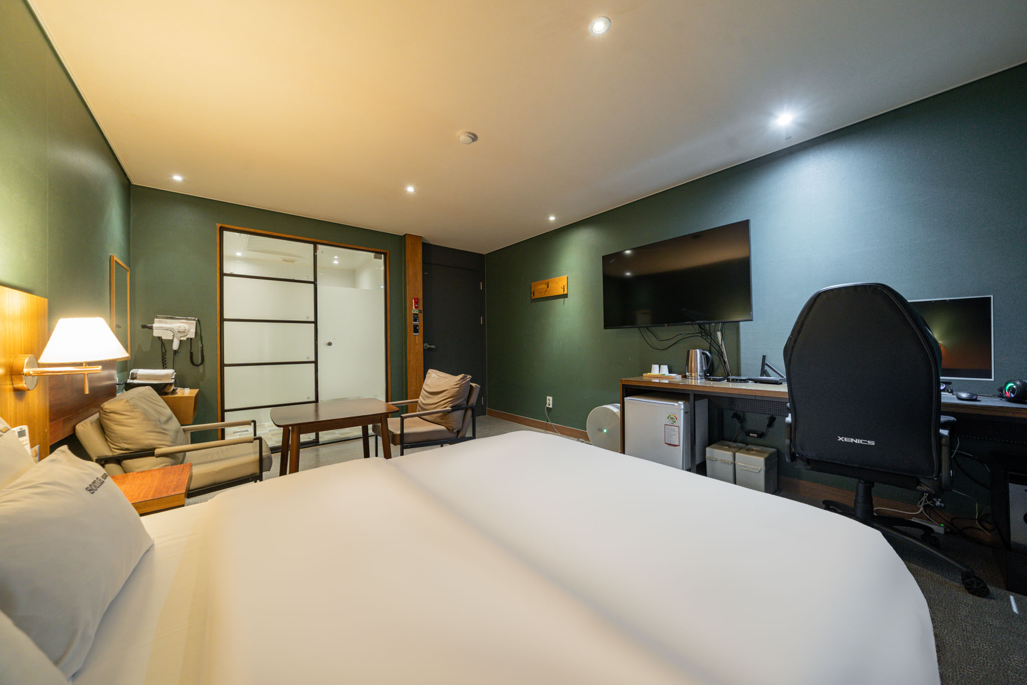 room detail thumbnail 2
