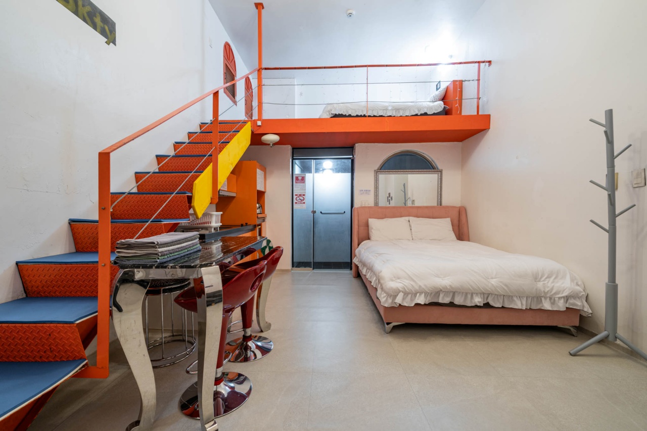 room detail thumbnail 2