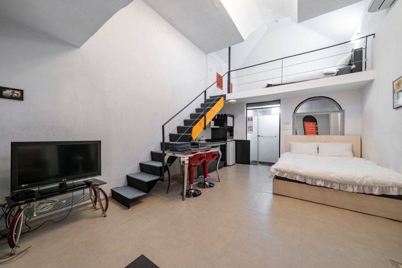 room detail thumbnail 2