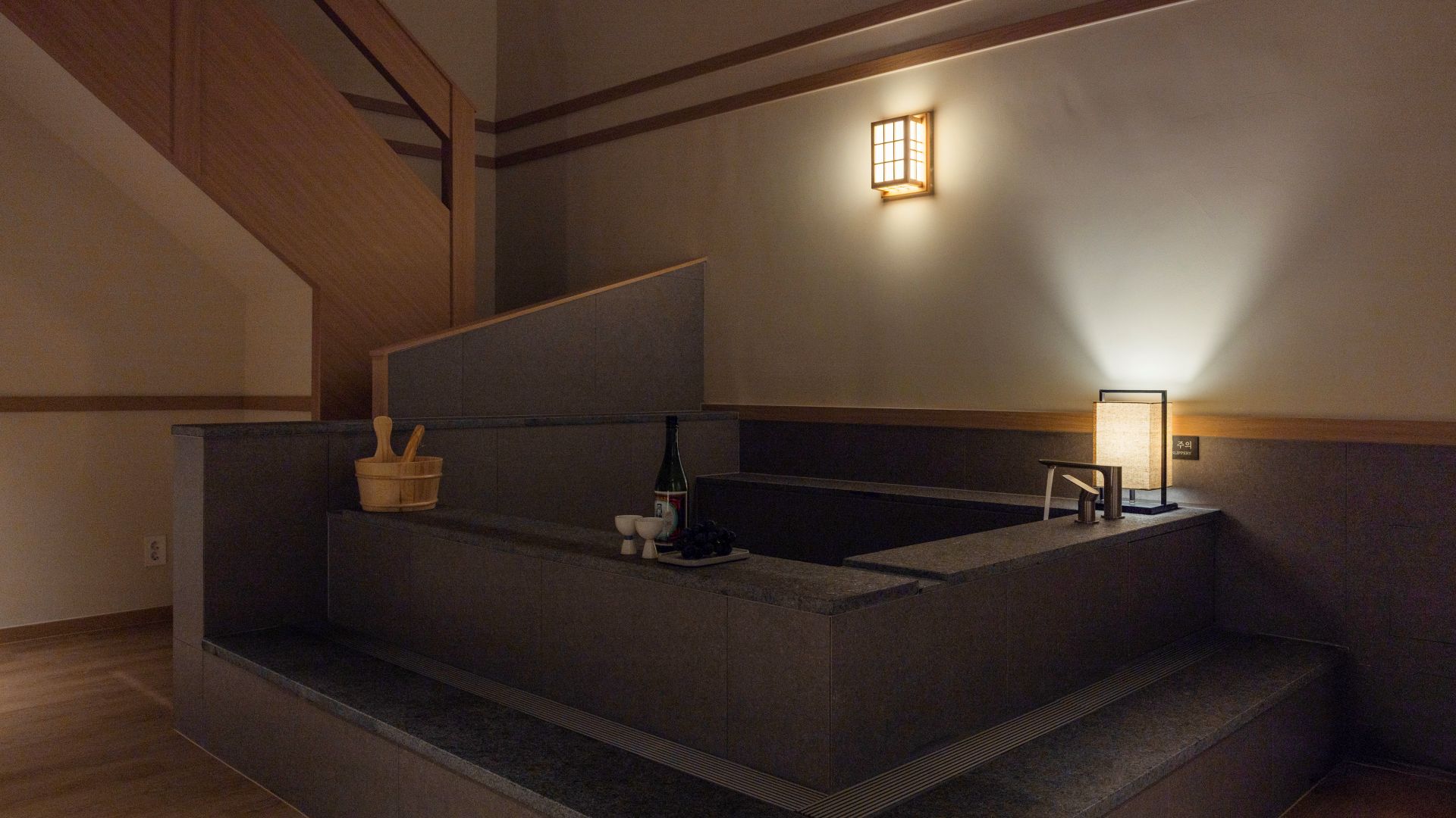 코스모스 듀플렉스 A(복층,조적욕조,Q침대2개,화장실2,샤워실2,야외제트스파,스탠바이미,빔) Room only