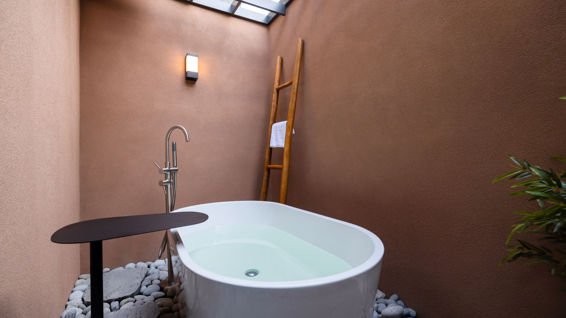 매화 스위트(빔,조적욕조,Q침대2개,긴좌식테이블,좌식의자4개,테라스,야외욕조,옷장) Room only