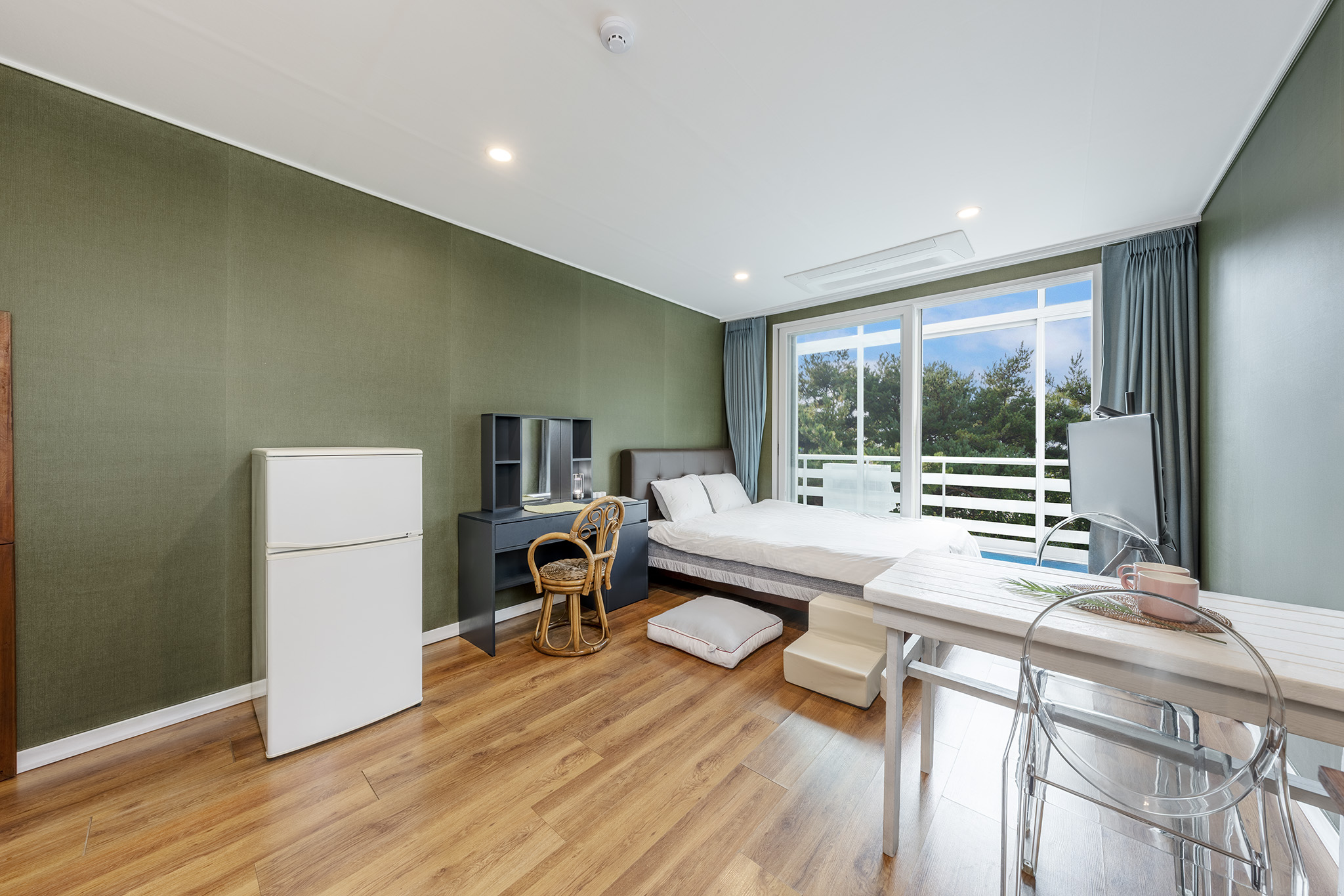 room detail thumbnail 2