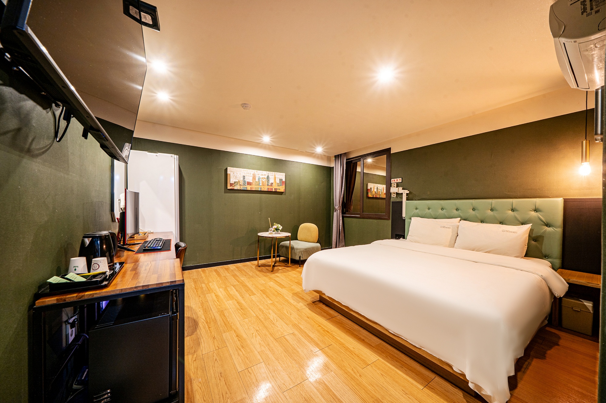 room detail thumbnail 1