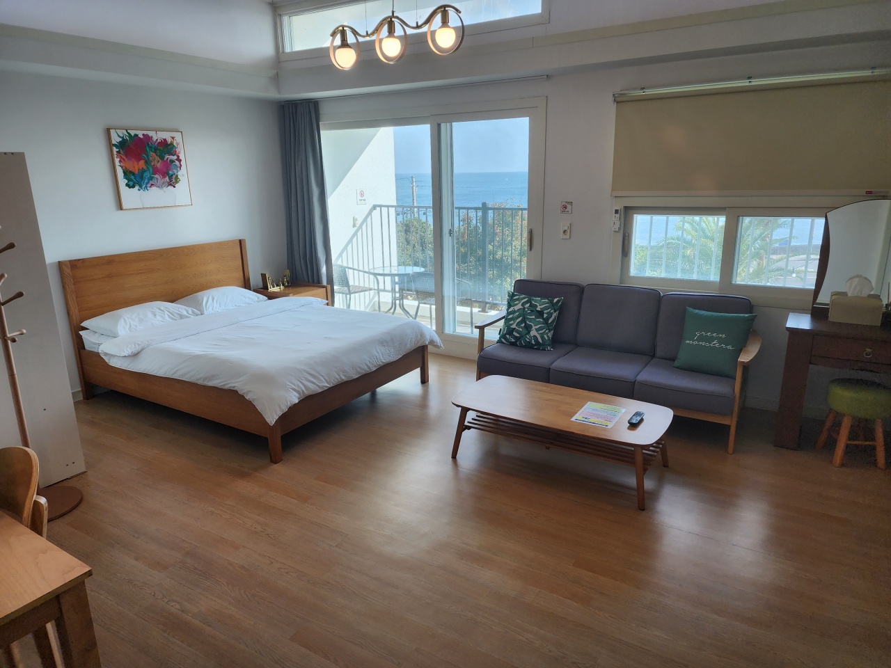 205호(오션뷰가 정말 좋은 객실입니다.)(유튜브,넷플릭스  개인계정 로그인으로 시청가능합니다.)