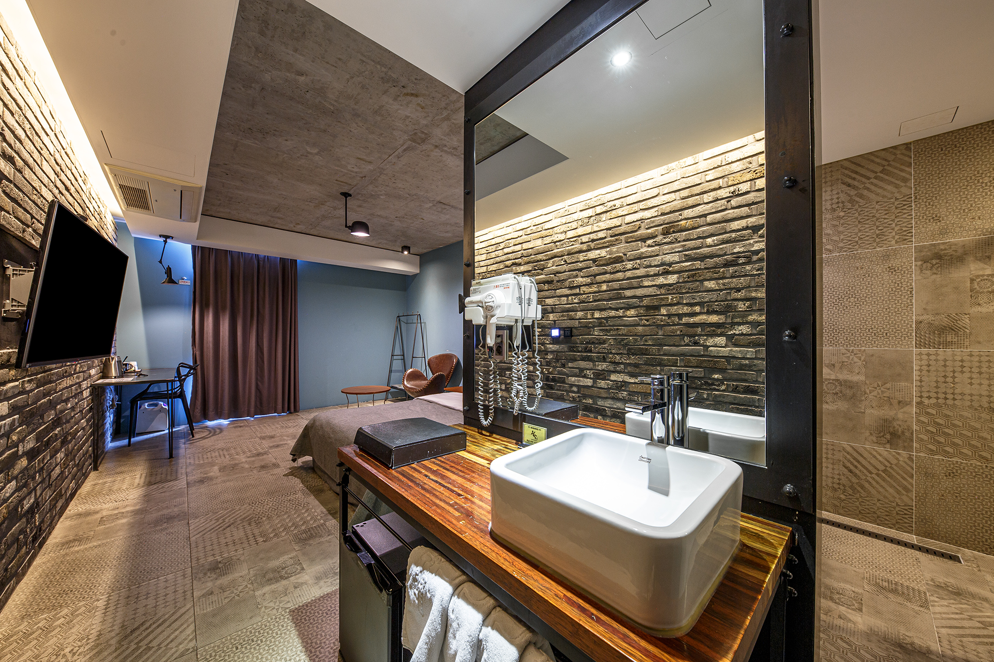 room detail thumbnail 2