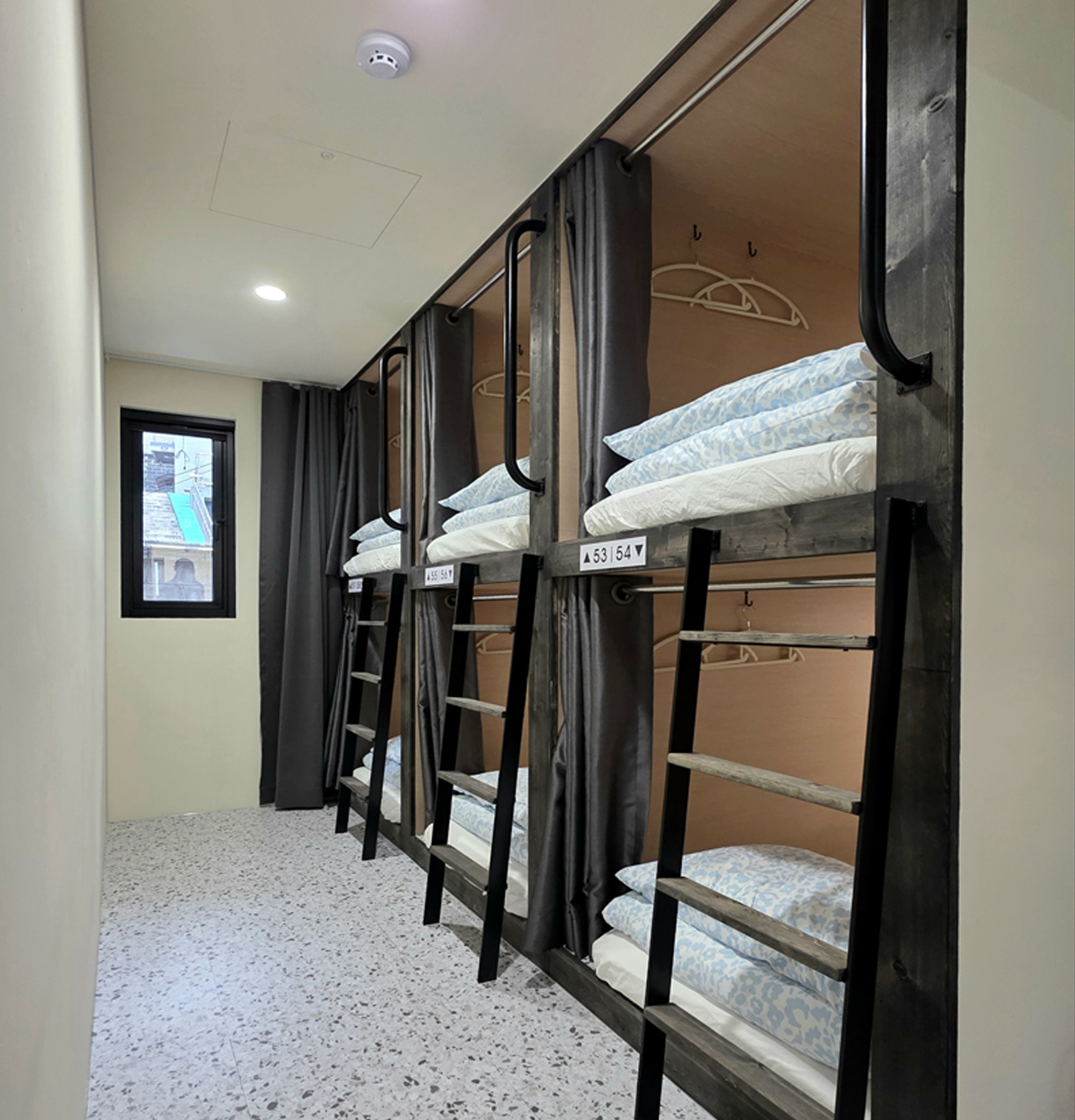 여성 도미토리 1달살기